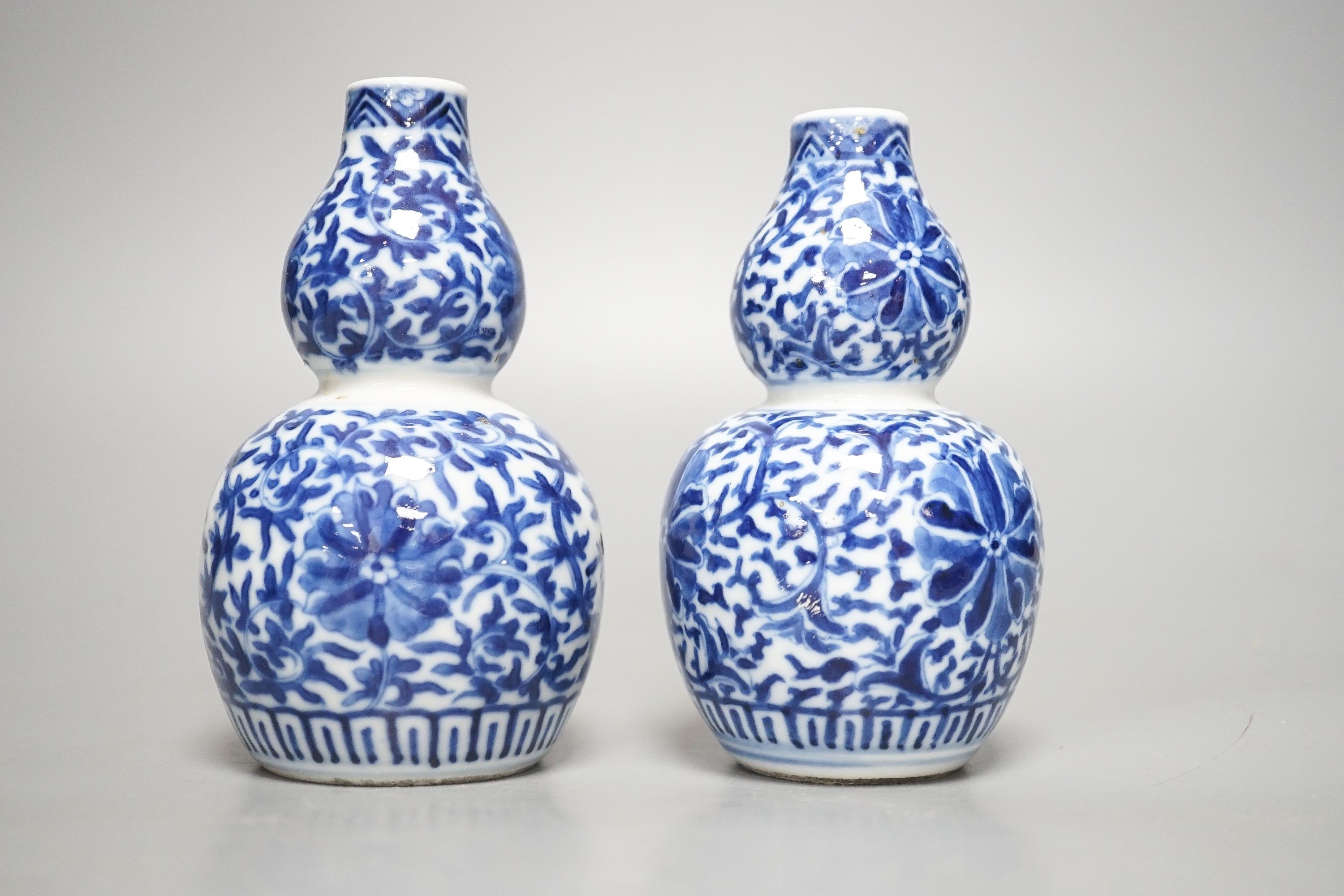 A pair of Chinese blue and white double-gourd small vases 14cm